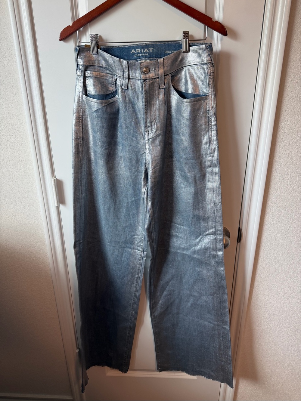 ⚡️Ariat Ultra High Rise Jazmine Wide Leg Silver Gloss Jeans - Picture 2 of 6